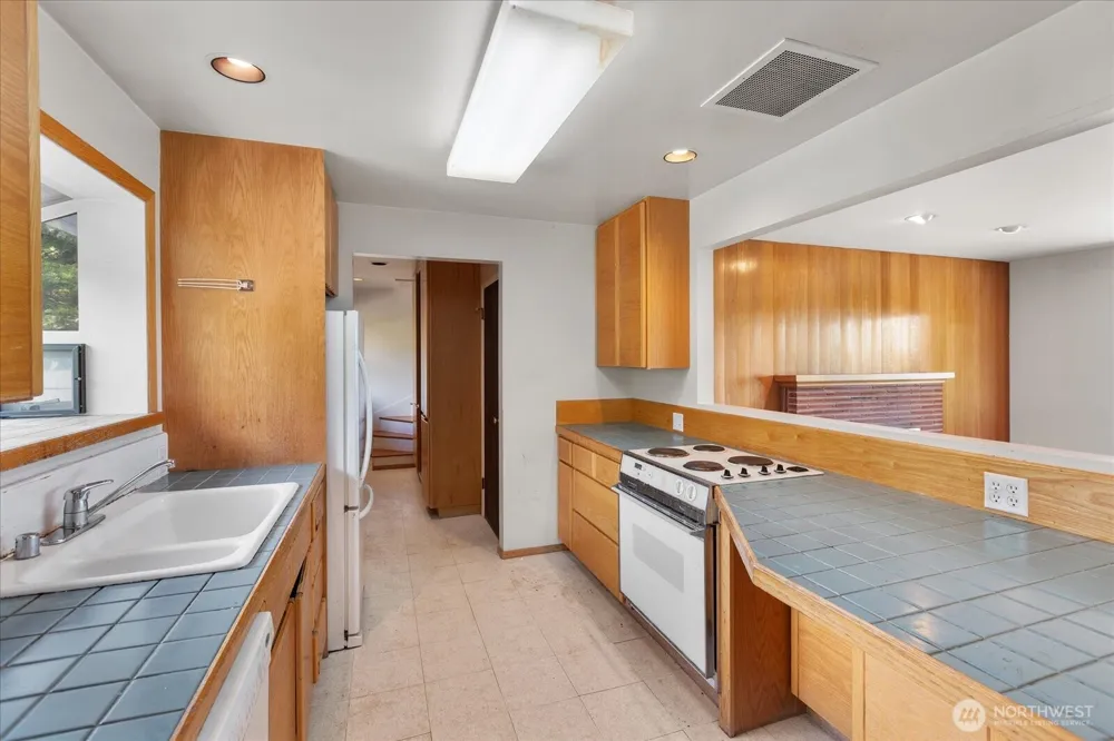12286 Shorewood Drive SW Seattle, WA 98146