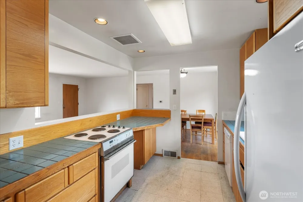 12286 Shorewood Drive SW Seattle, WA 98146