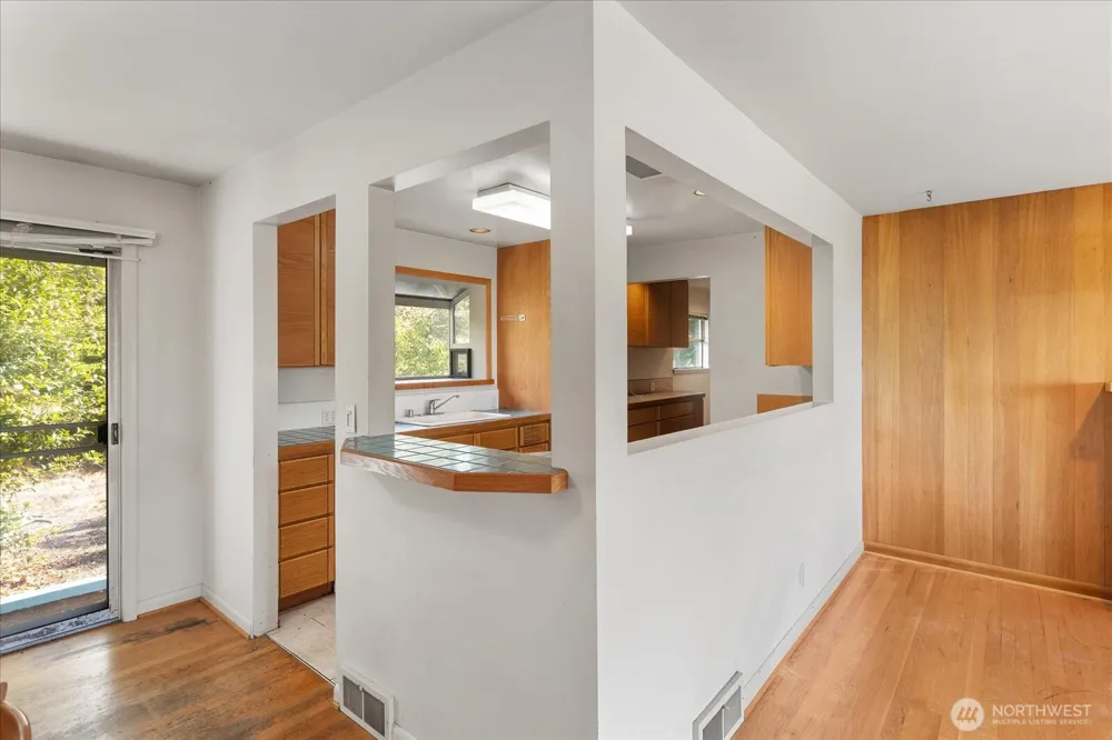12286 Shorewood Drive SW Seattle, WA 98146