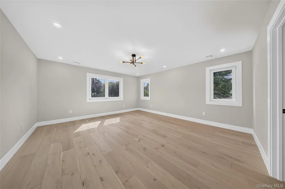 2 Lee Place Old Bethpage, NY 11804