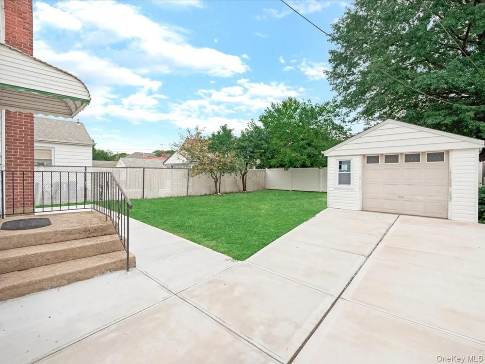 79-53 267th Street Glen Oaks, NY 11004