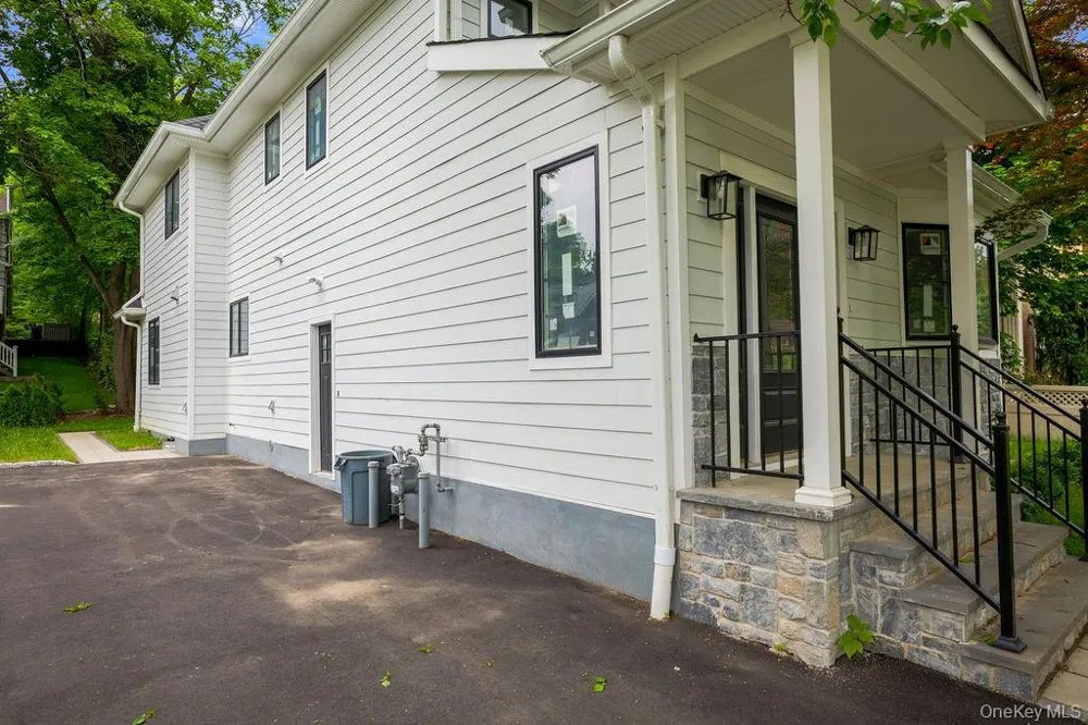 6 Burbury Lane Great Neck, NY 11023
