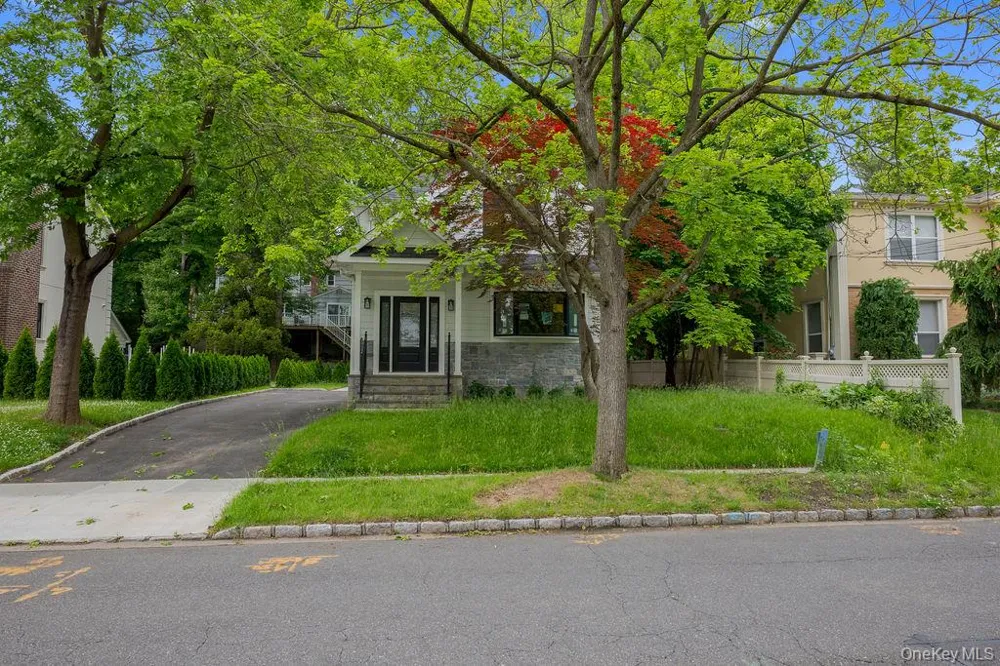 6 Burbury Lane Great Neck, NY 11023