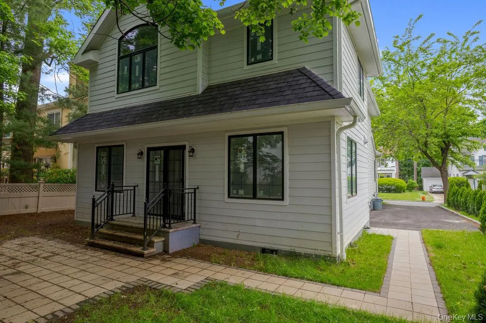 6 Burbury Lane Great Neck, NY 11023