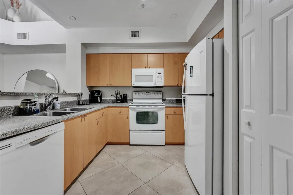 7940 NOB HILL ROAD #304 Tamarac, FL 33321