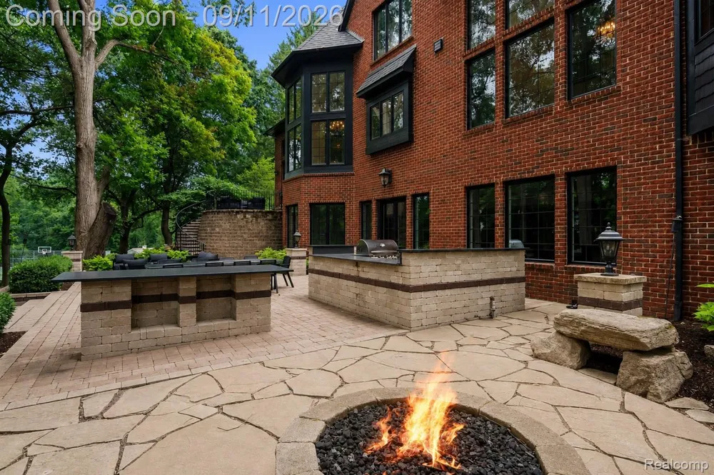 31235 Woodside Drive Franklin Village, MI 48025