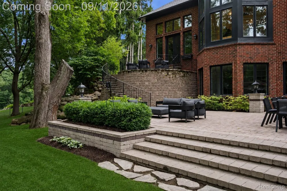 31235 Woodside Drive Franklin Village, MI 48025