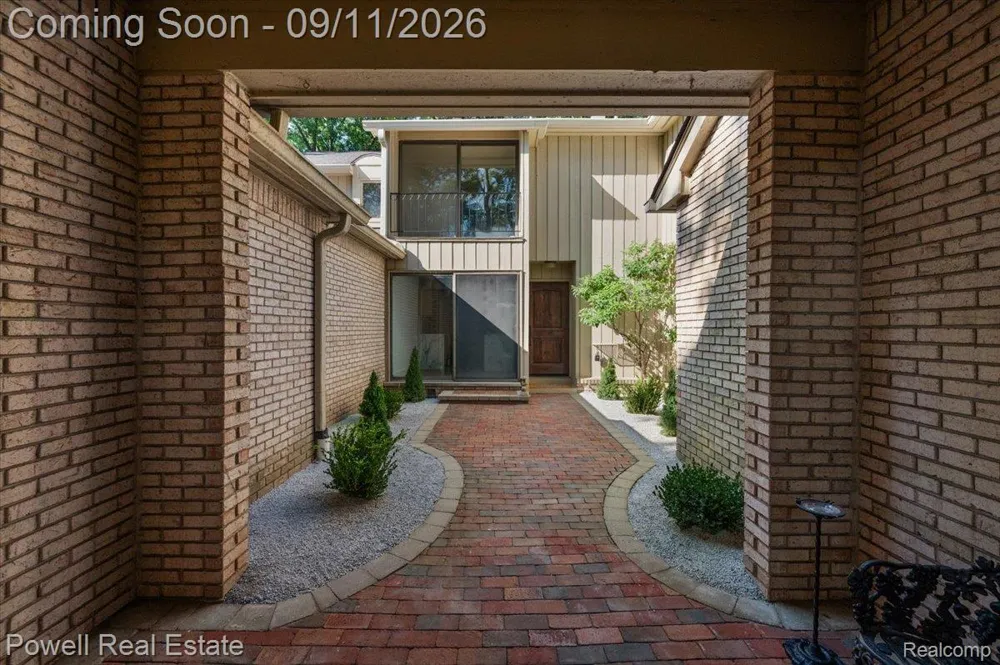1106 Timberview Trail Bloomfield Charter Township, MI 48304