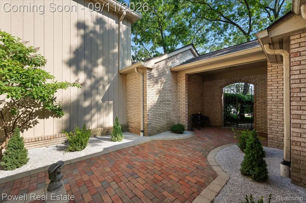1106 Timberview Trail Bloomfield Charter Township, MI 48304