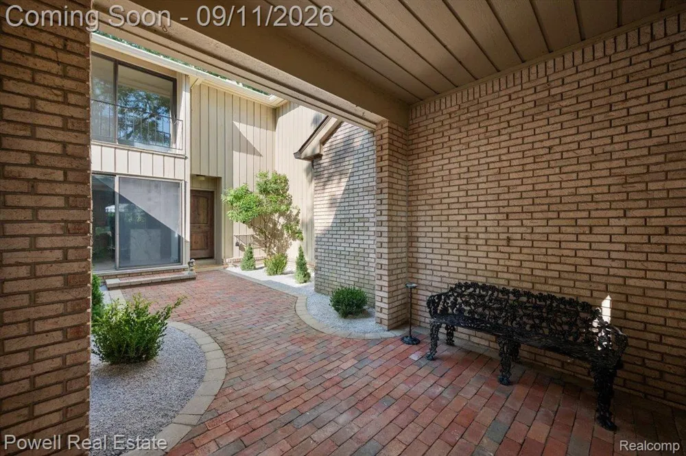 1106 Timberview Trail Bloomfield Charter Township, MI 48304