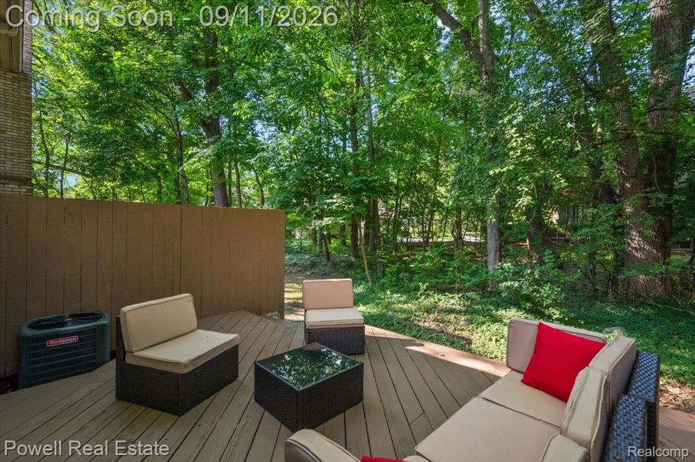 1106 Timberview Trail Bloomfield Charter Township, MI 48304