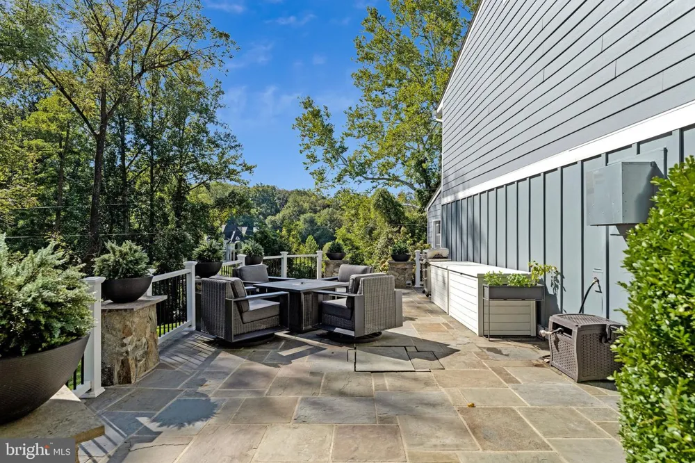 1048 BELLVIEW ROAD Mclean, VA 22102