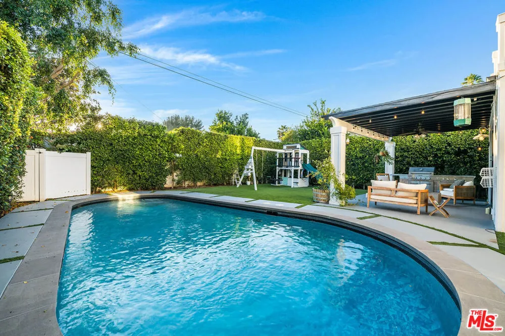 5045 Willowcrest Avenue Toluca Lake, CA 91601
