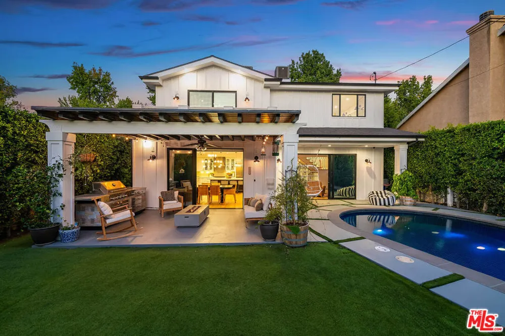 5045 Willowcrest Avenue Toluca Lake, CA 91601