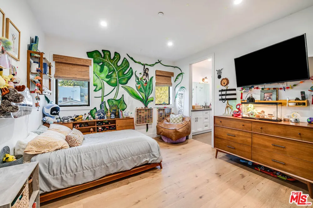 5045 Willowcrest Avenue Toluca Lake, CA 91601