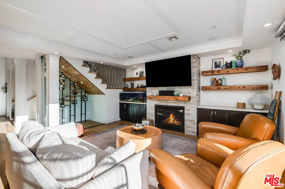 5045 Willowcrest Avenue Toluca Lake, CA 91601