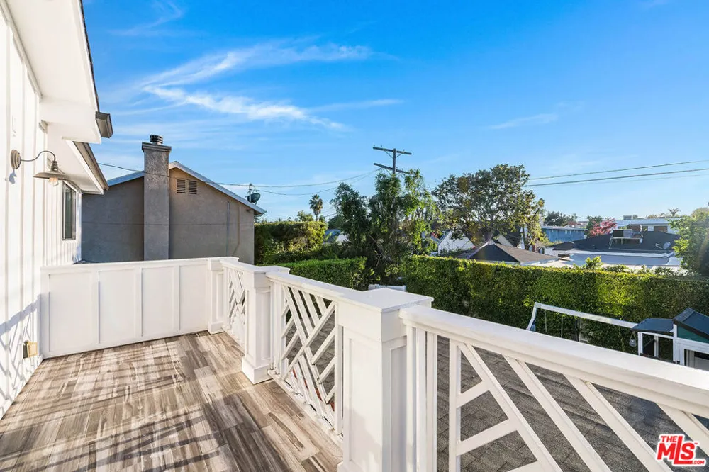 5045 Willowcrest Avenue Toluca Lake, CA 91601