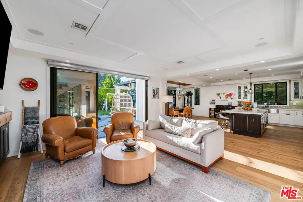 5045 Willowcrest Avenue Toluca Lake, CA 91601