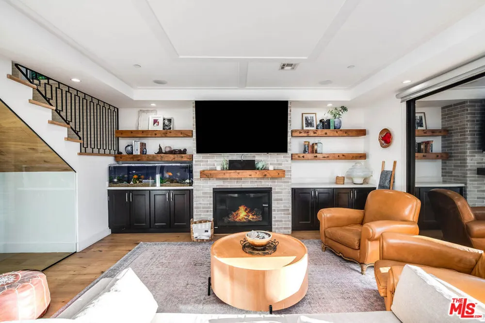 5045 Willowcrest Avenue Toluca Lake, CA 91601