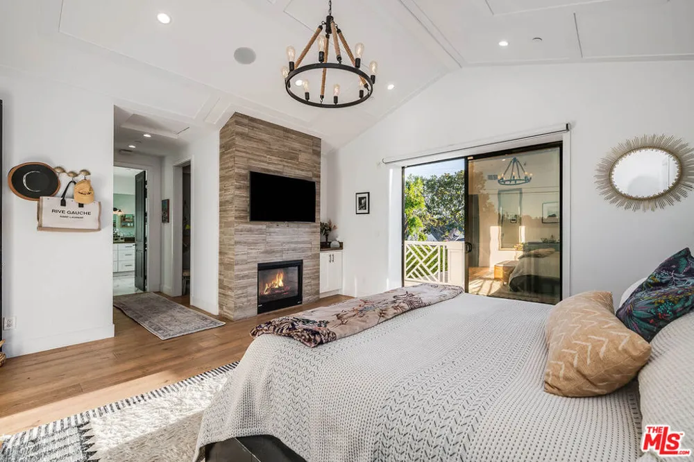 5045 Willowcrest Avenue Toluca Lake, CA 91601