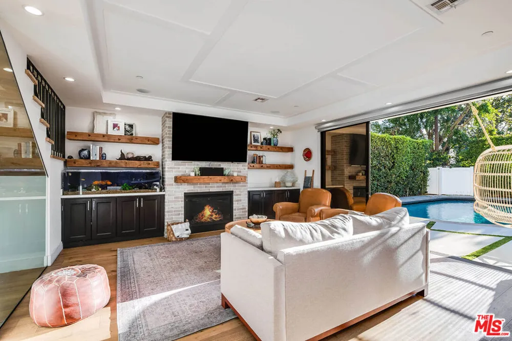 5045 Willowcrest Avenue Toluca Lake, CA 91601
