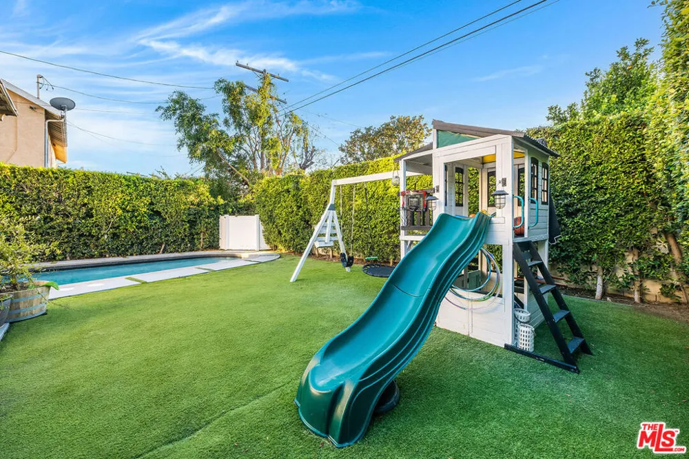 5045 Willowcrest Avenue Toluca Lake, CA 91601