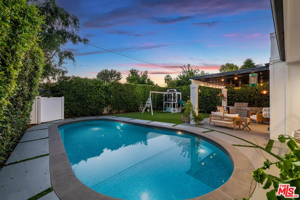 5045 Willowcrest Avenue Toluca Lake, CA 91601