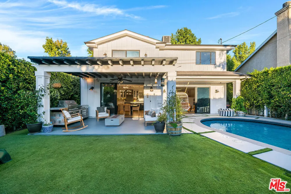 5045 Willowcrest Avenue Toluca Lake, CA 91601