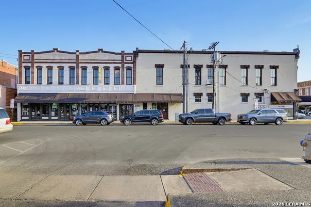 111 E GONZALES ST Seguin, TX 78155