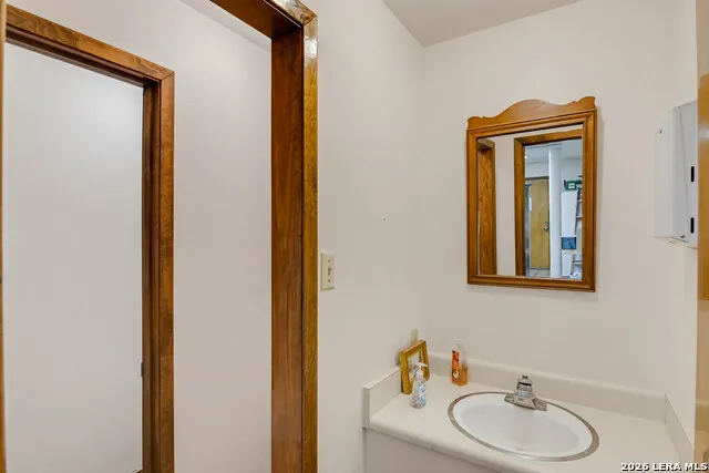 111 E GONZALES ST Seguin, TX 78155