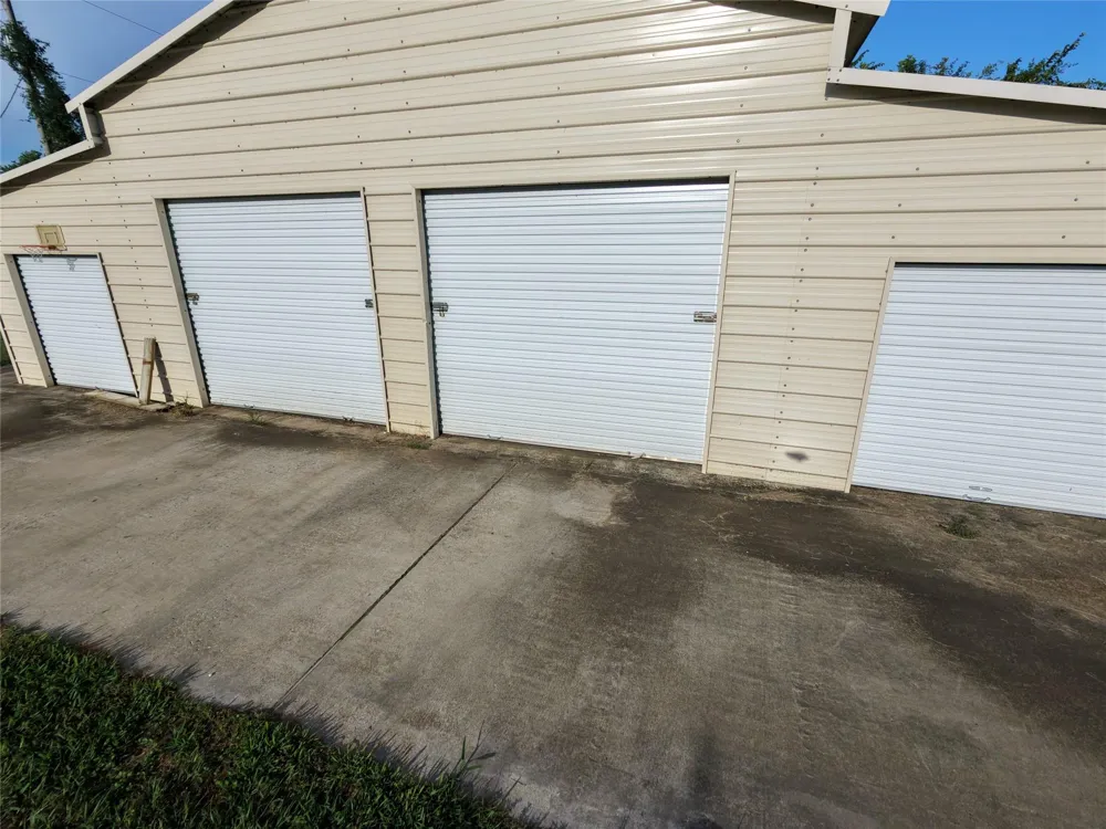 555 Legion Road Angleton, TX 77515