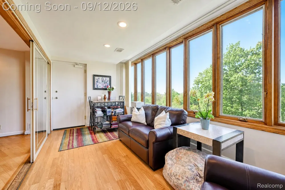 43050 12 Oaks Crescent Drive #4055 Novi City, MI 48377