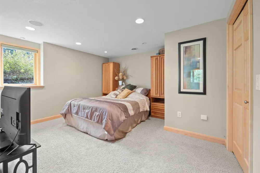 2021 Royale Drive Eagan, MN 55122