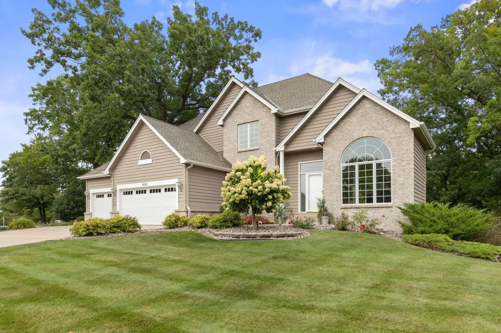 2021 Royale Drive Eagan, MN 55122