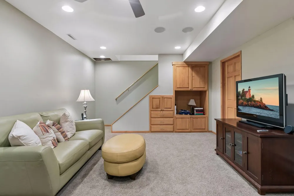 991 Caren Court Mendota Heights, MN 55118