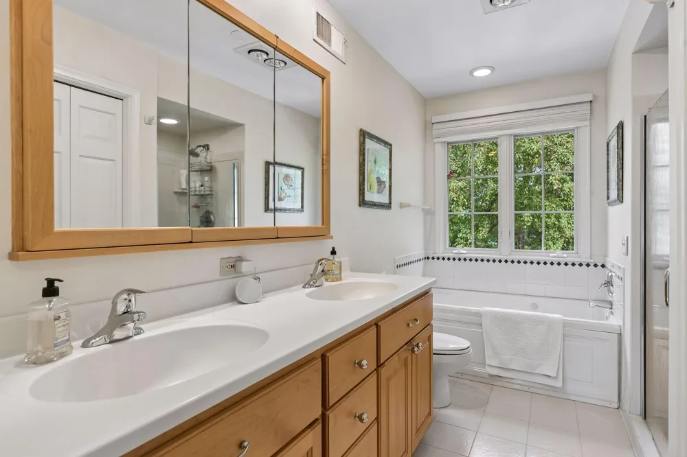 991 Caren Court Mendota Heights, MN 55118