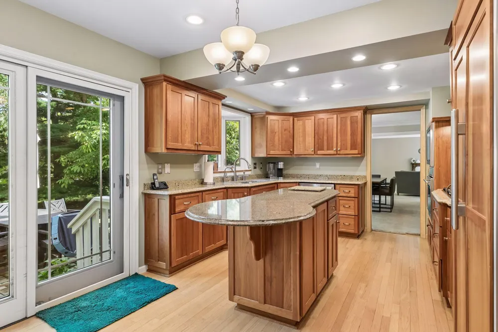 991 Caren Court Mendota Heights, MN 55118