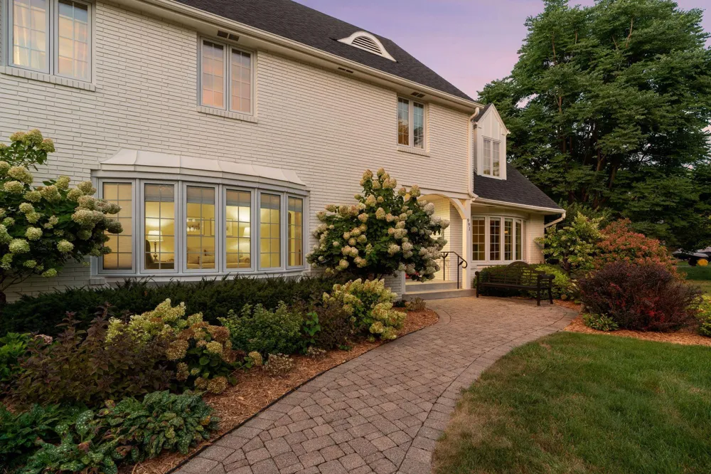 991 Caren Court Mendota Heights, MN 55118