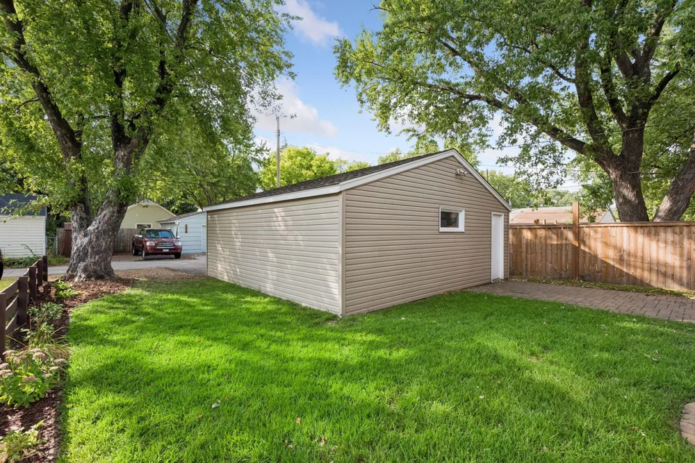 3637 Orchard Avenue Robbinsdale, MN 55422