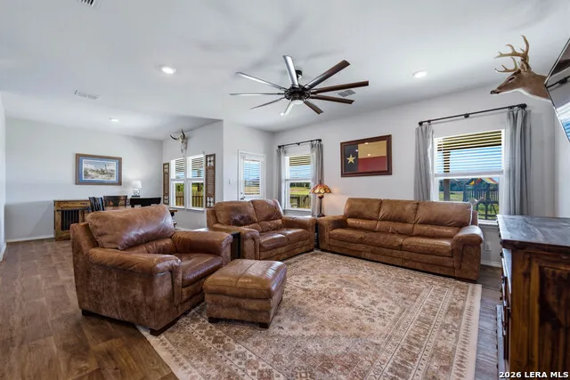 249 Middle Green Loop Floresville, TX 78114