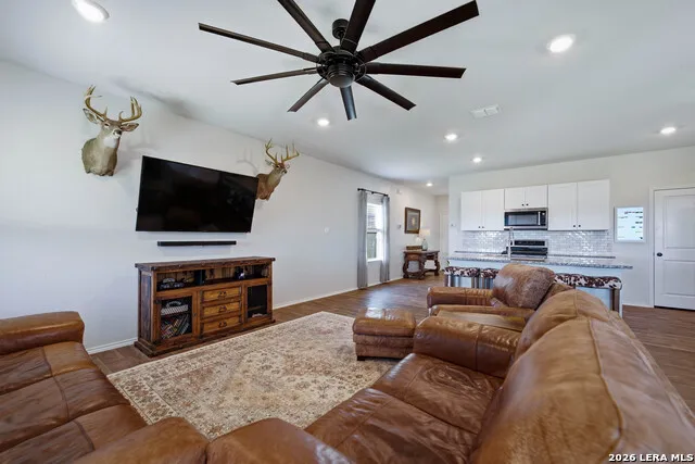 249 Middle Green Loop Floresville, TX 78114