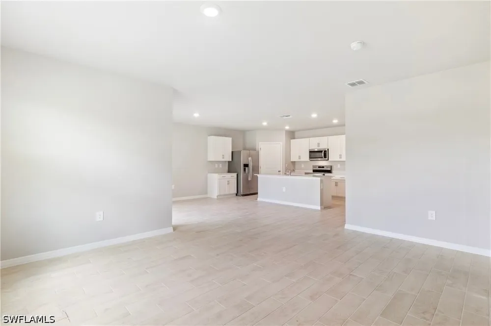 Lawn Court Labelle, FL 33935