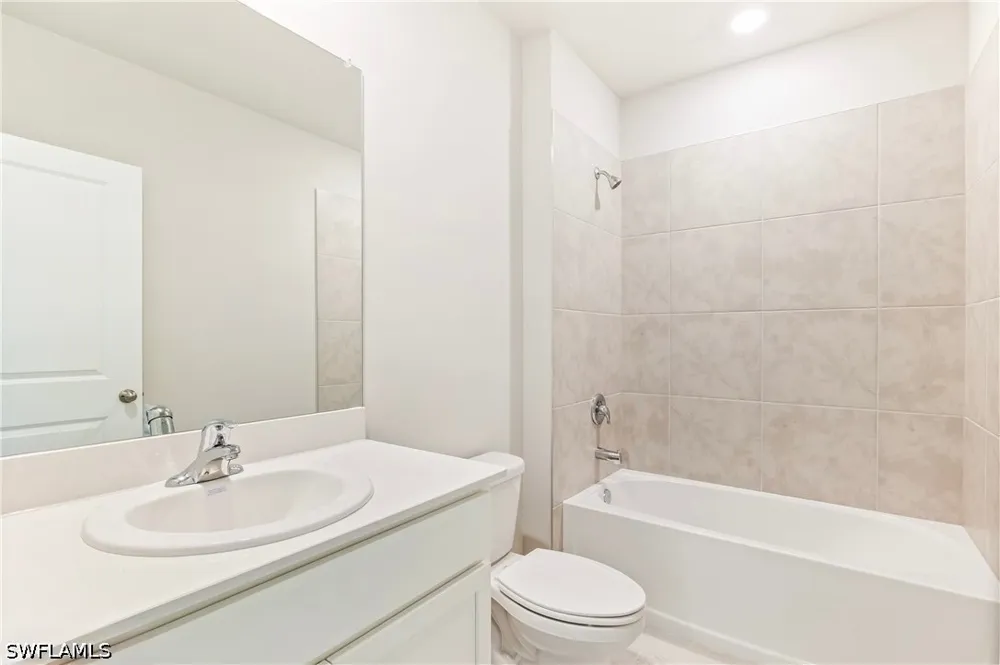 Lawn Court Labelle, FL 33935