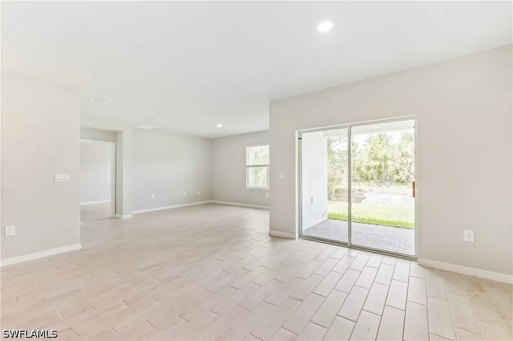 Lawn Court Labelle, FL 33935
