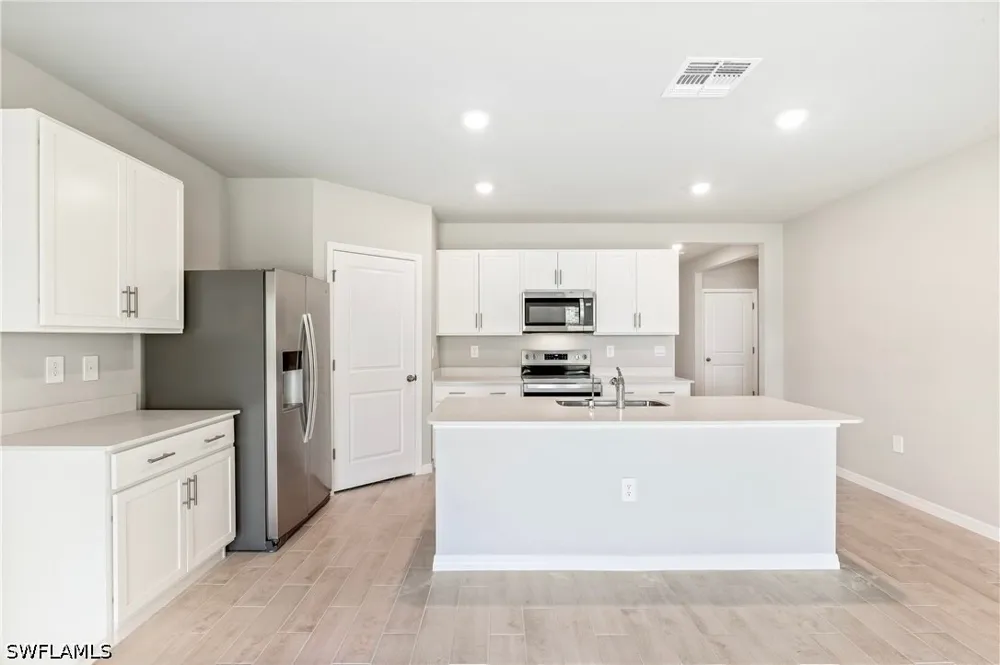 Lawn Court Labelle, FL 33935