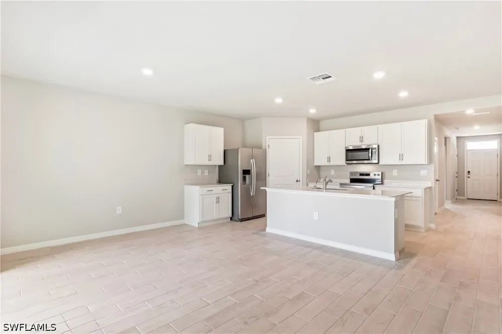 Lawn Court Labelle, FL 33935