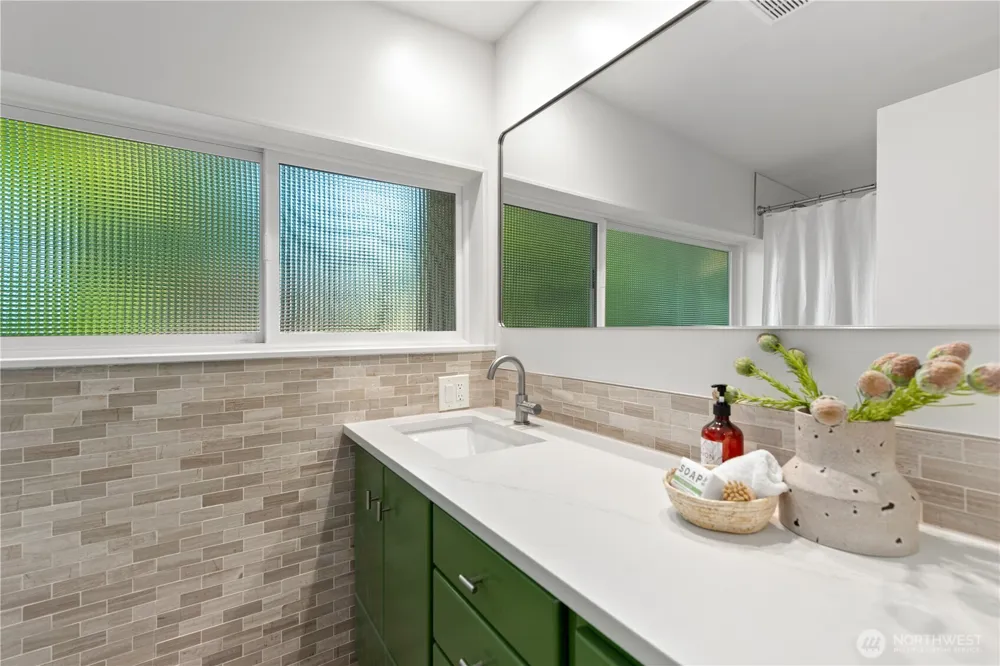 8504 43rd Avenue NE Seattle, WA 98115