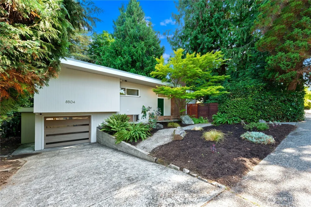 8504 43rd Avenue NE Seattle, WA 98115