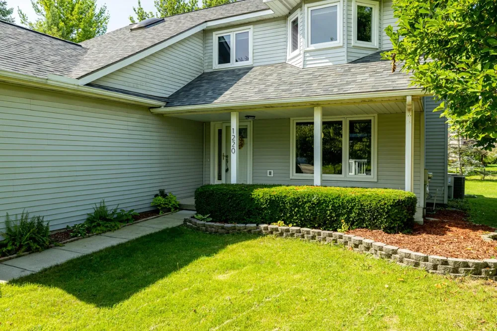 1220 Cody Circle Saline, MI 48176