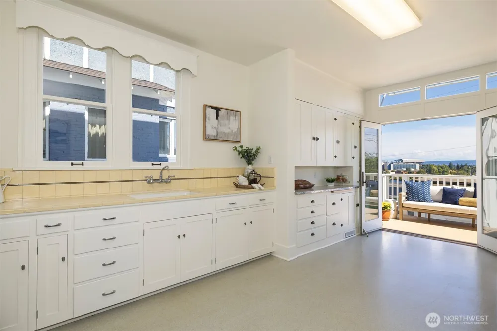 2822 10th Avenue E Seattle, WA 98102